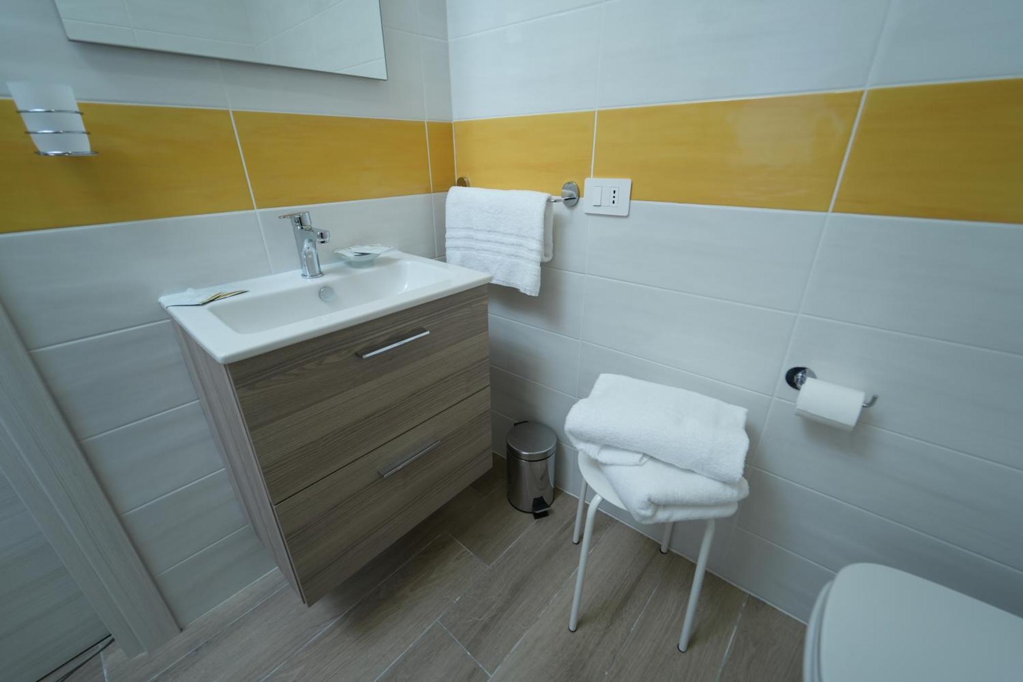 Panorama Vesuvius Affittacamere Guesthouse With Lift Near To Subway In Napoli Center Exterior foto